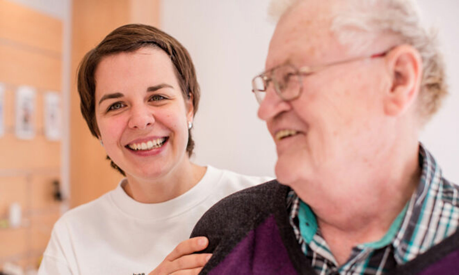 DRK-Herten Rotkreuz Symbolfotos, Senioren, Ambulante Pflege, Hausnotruf, Rotkreuz-App MeinDRK, Inklusion und jung und alt