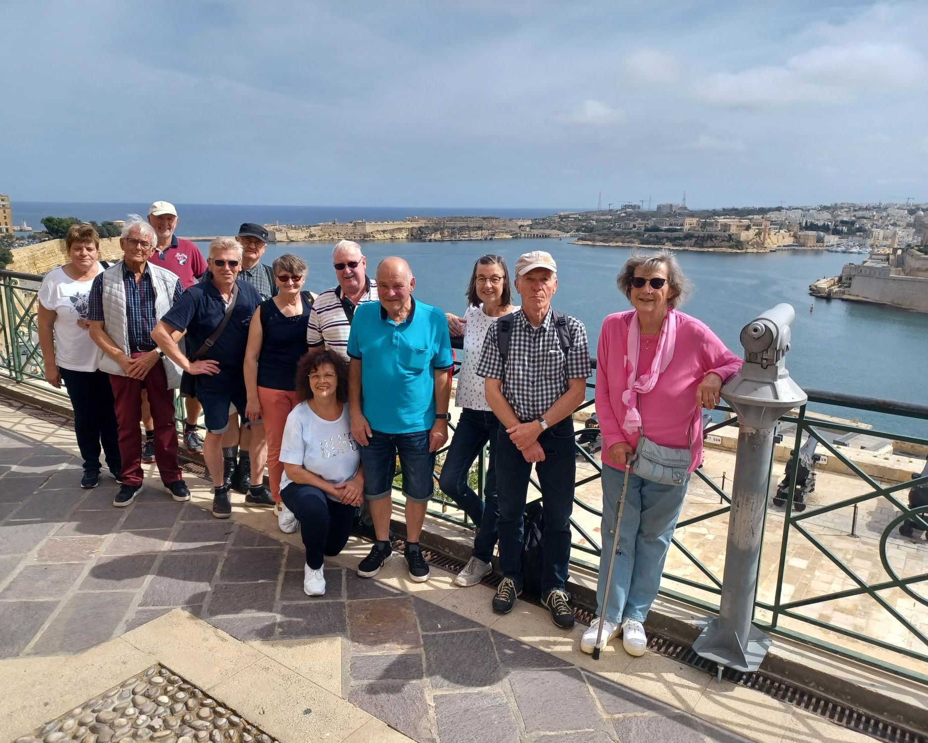 Das Bild zeigt die Reisegruppe in den Barracca-Gärten mit Ausblick auf den Hafen.