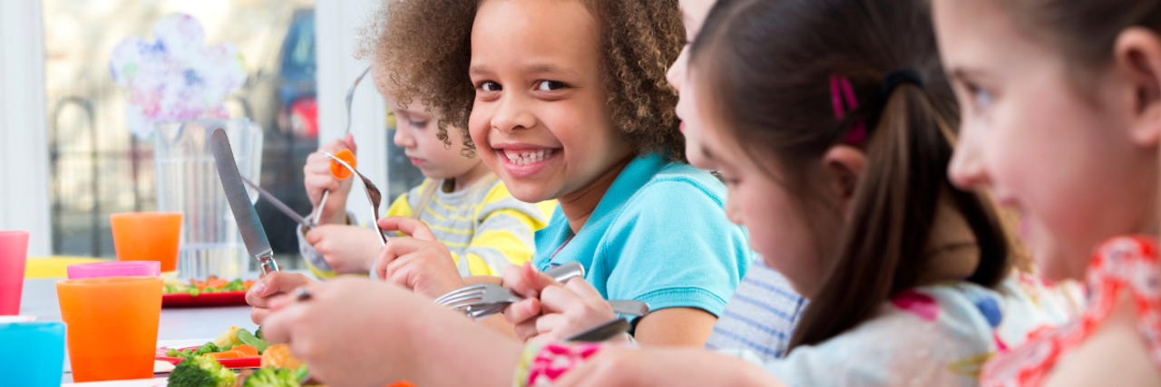 Schulkinder beim Mittagessen